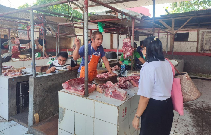 Lapak pedagang daging babi di Pasar Ratahan, Minahasa Tenggara.
