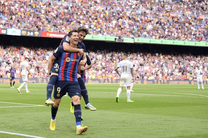 Bomber FC Barcelona Robert Lewandowski menjadi pesaing Karim Benzema dalam perebutan gelar sebagai top skorer La Liga. Dan, dia mewujudkannya.
