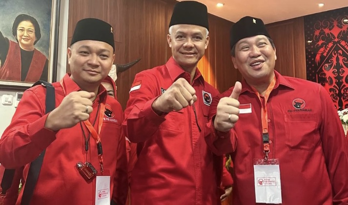 Reza Rumambi (kiri), Capres PDIP Ganjar Pranowo, dan Wakil Ketua DPD PDIP Sulut Steven Kandouw di sela Rakernas PDIP di Jakarta.