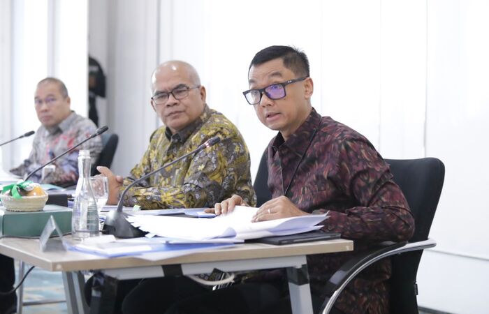 Direktur Utama PLN, Darmawan Prasodjo (kanan) dan Komisaris Utama PLN, Amien Sunaryadi (kiri) saat menghadirI RUPS PLN, Rabu (7/6).