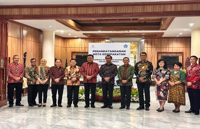 Gubernur Olly Dondokambey bersama Gubernur Lemhannas RI Andi Wijayanto, saat melakukan penandatanganan MoU di Jakarta.