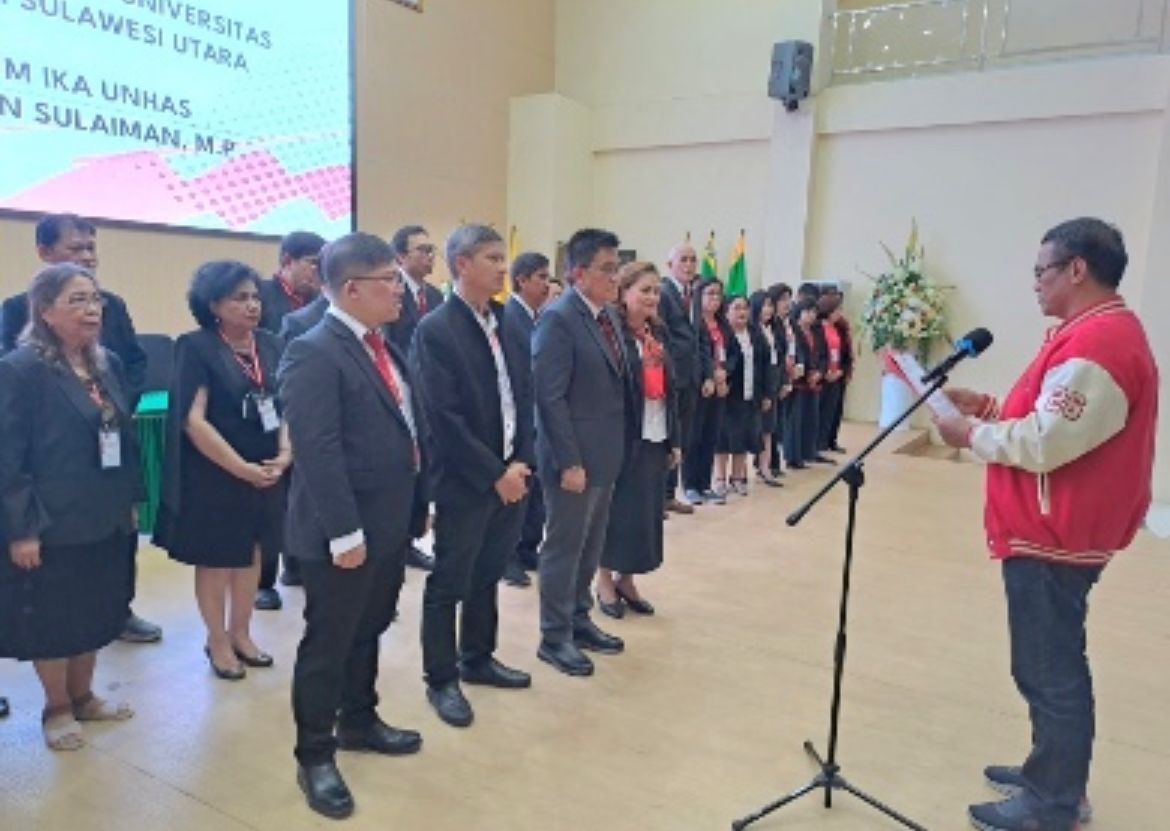 Ketua Umum IKA Unhas Andi Amran Sulaiman saat melantik Pengurus Wilayah IKA Unhas Sulut di Manado, Sabtu (9/6/2023)