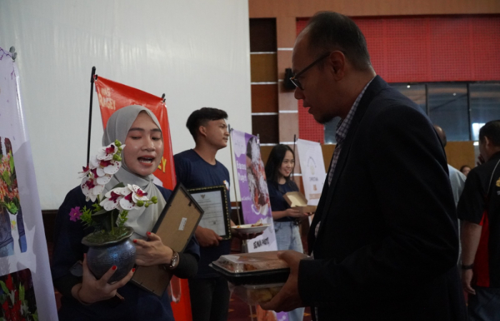 Senior Manager Keuangan, Komunikasi dan Umum PLN UID Suluttenggo W Gautama, hadir di Lanching 100 Start Up Wirausaha Mahasiswa Politeknik Negeri Manado.