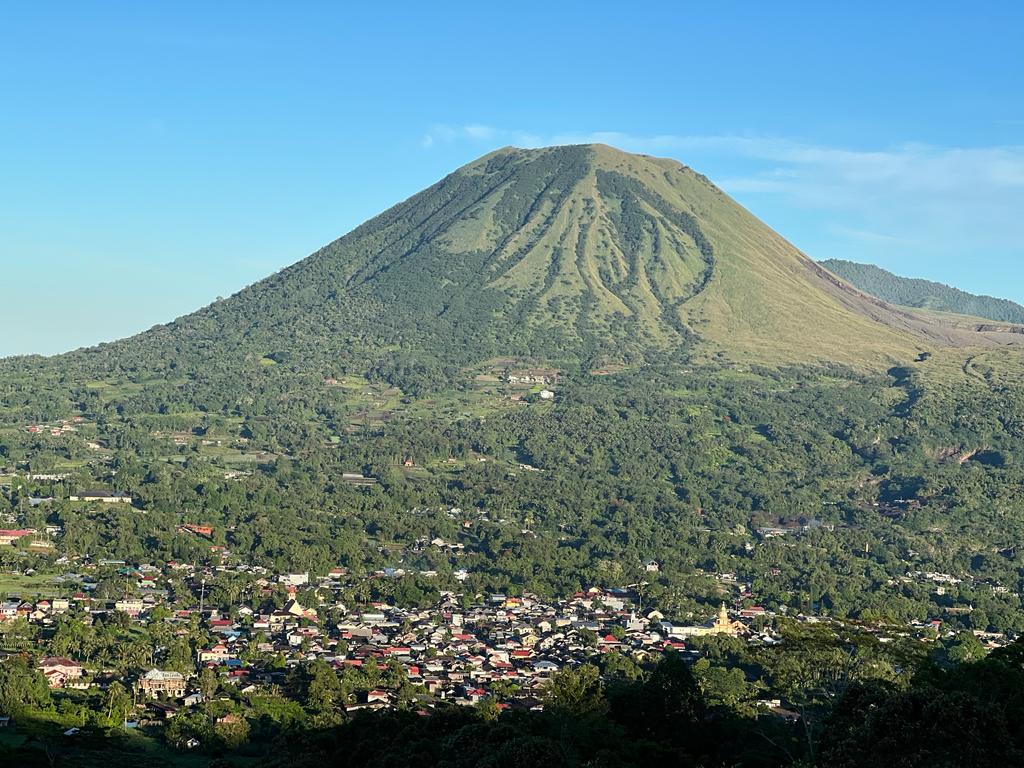 Gunung Lokon di Kota Tomohon, jadi salah satu primadona wisata alam yang sering dikunjungi warga negara asing saat datang ke Sulut