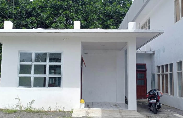 Bangunan baru di samping bangunan utama Puskesmas Danowudu, disorot warga.