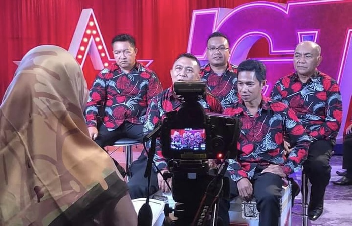 Personel Zaitun Voice Bitung sesaat sebelum tampil di panggung Indonesia