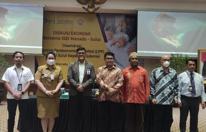 Kepala BI Sulut Andry Prasmuko, Deputi Kepala Perwakilan BI Sulut Fernando Butarbutar,  Kepala ISEI Manado Joy Tulung, Narasumber Vecky Masinambow serta jajaran lainnya, di sela Diskusi, kemarin.