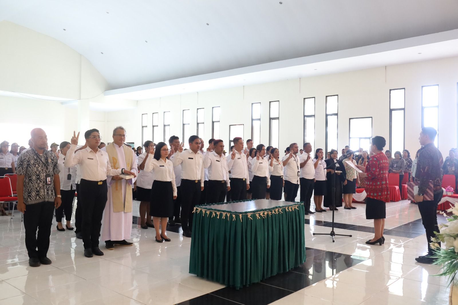 Bupati Evangelian Sasingen didampingi Wakil Bupati Sitaro Jhon H Palandung melantik pejabat stuktural dan fungsional, di Auditorium Kantor Bupati, Kamis (15/6). (Istimewa)