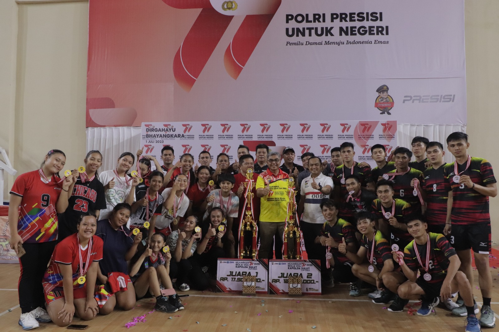 Kejuaraan Bola Voli Kapolda Sulut Cup 2023 Berjalan Sukses. Dalam foto Kapolda Irjen Pol Setyo Budiyanto bersama pemenang