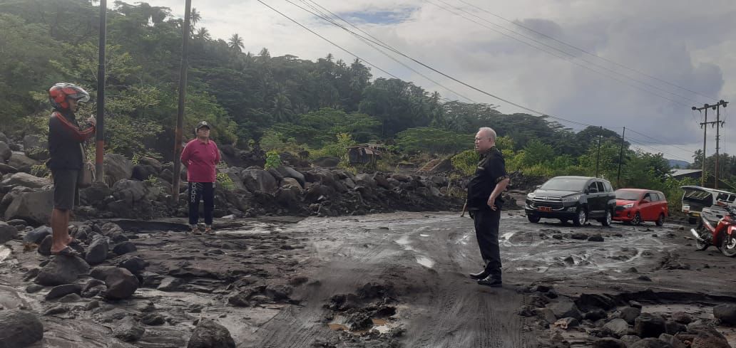 Wabup Jhon Palandung saat memantau proses pembersihan di Kali Batuawang Kelurahan Bebali, Kecamatan Siau Timur beberapa waktu lalu. (Istimewa)