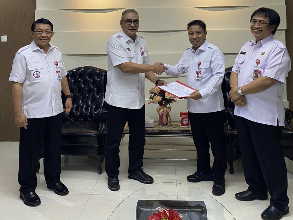 Sekprov Steve Kepel didampingi asisten 1 Denny Mangala, menyerahkan surat perintah pelaksanaan tugas jabatan asisten 2.