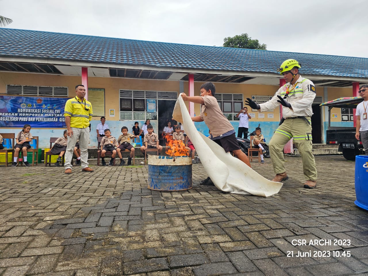 Tim ERT PT MSM/TTN membekali siswa SD terkait penanganan sampah hingga pemadaman kebakaran dalam rangka Hari Lingkungan Hidup Sedunia, Senin (21/6/2023).