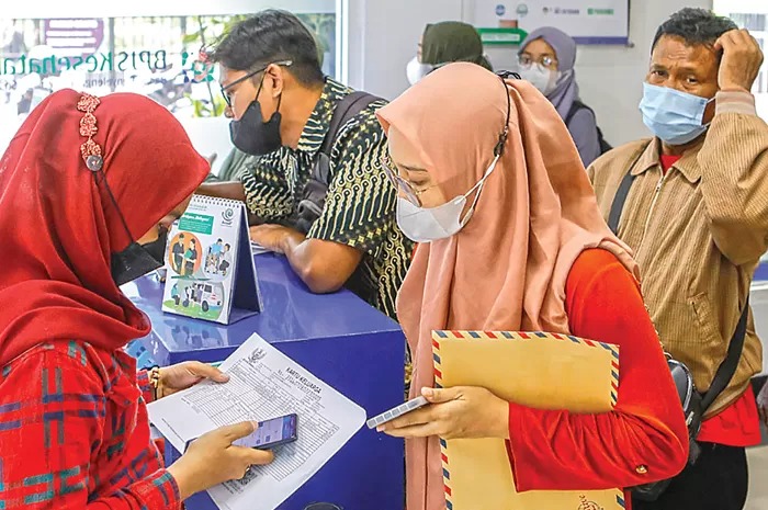 LAYANAN KESEHATAN: Petugas memeriksa dokumen kepesertaan BPJS Kesehatan (5/5).