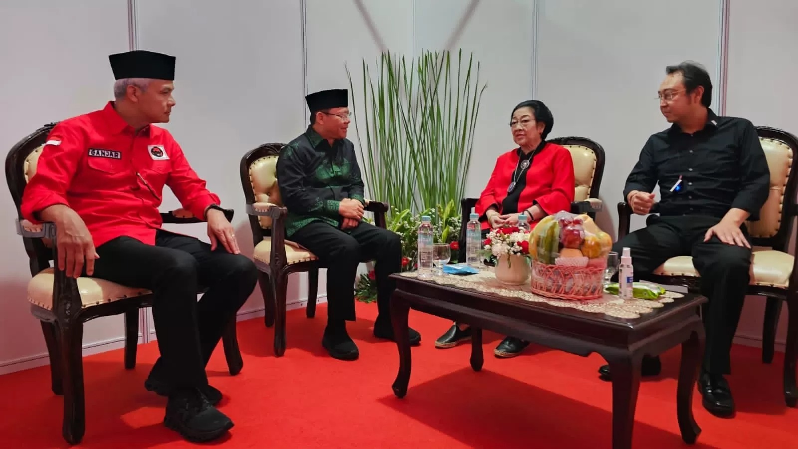 Bakal calon presiden (capres) PDI Perjuangan Ganjar Pranowo berbincang hangat dengan Ketua Umum PDIP Megawati Soekarnoputri, Plt Ketum PPP Muhammad Mardiono, dan Ketua DPP PDIP Prananda Prabowo.