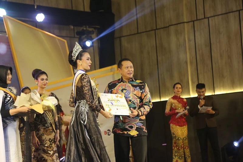 Elisha Lumintang dari Kabupaten Minahasa Utara dinobatkan menjadi Putri Otonomi Indonesia (POI) Tahun 2023.