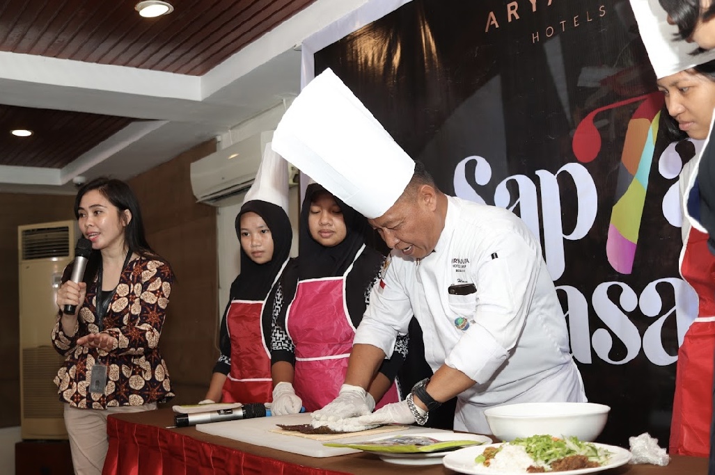 Aryaduta Manado menggelar program untuk kampanye Sap7a Rasa bertajuk Cooking Class bersama anak-anak Panti Asuhan (Istimewa)