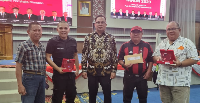 Ketua Panitia Hapsa P/KB Sinode GMIM 2023 Pnt dr Richard Sualang (tengah) bersama P/KB GMIM Pniel Bahu saat penyerahan hadiah Hapsa P/KB Sinode GMIM 2023, usai Ibadah Syukur di Aula Pemkot Manado