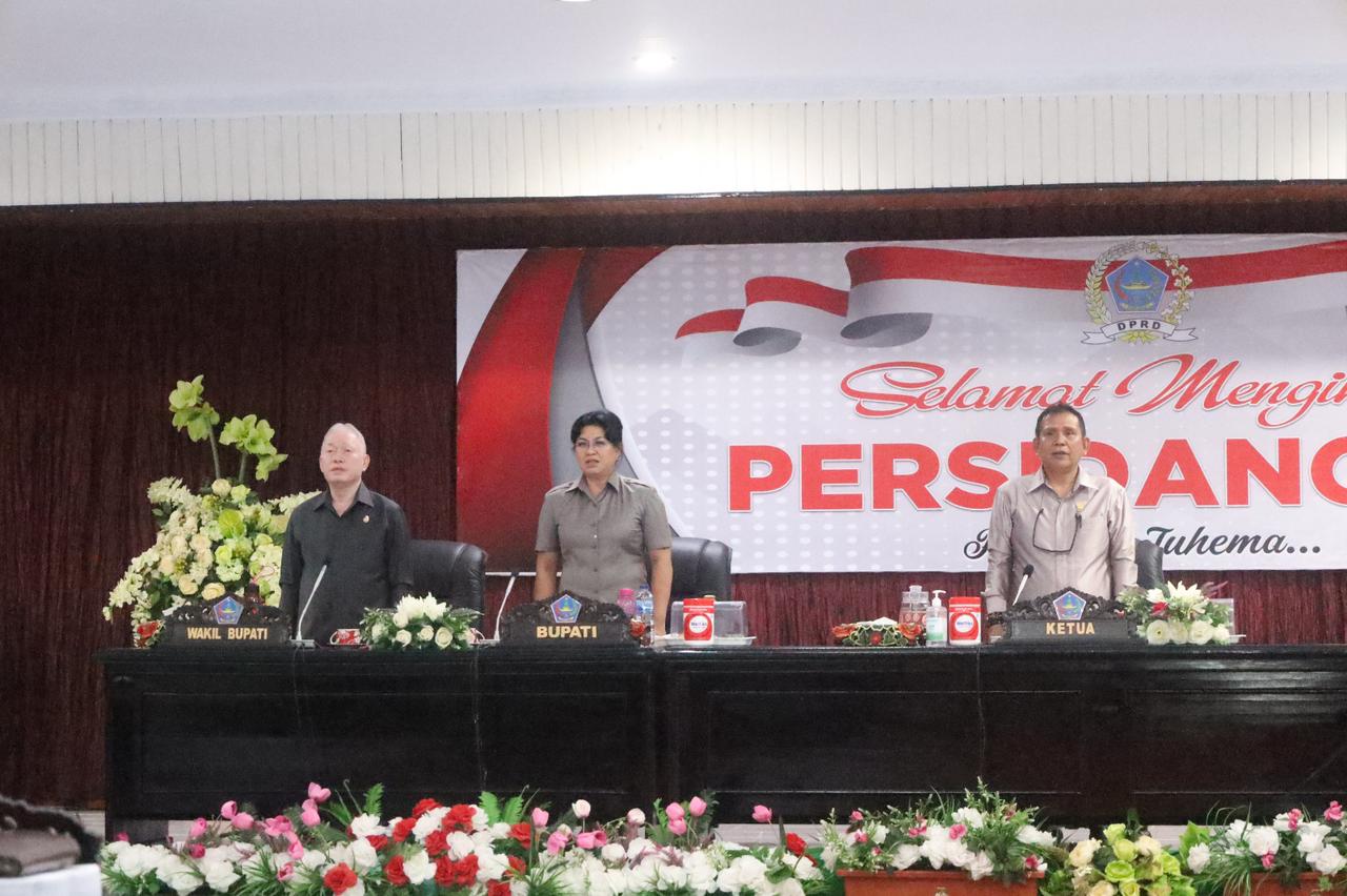 Bupati Evangelian Sasingen menyampaikan Penjelasan Ranperda Tentang Pertanggungjawaban Pelaksanaan APBD TA 2022 Senin (3/7). (Istimewa)