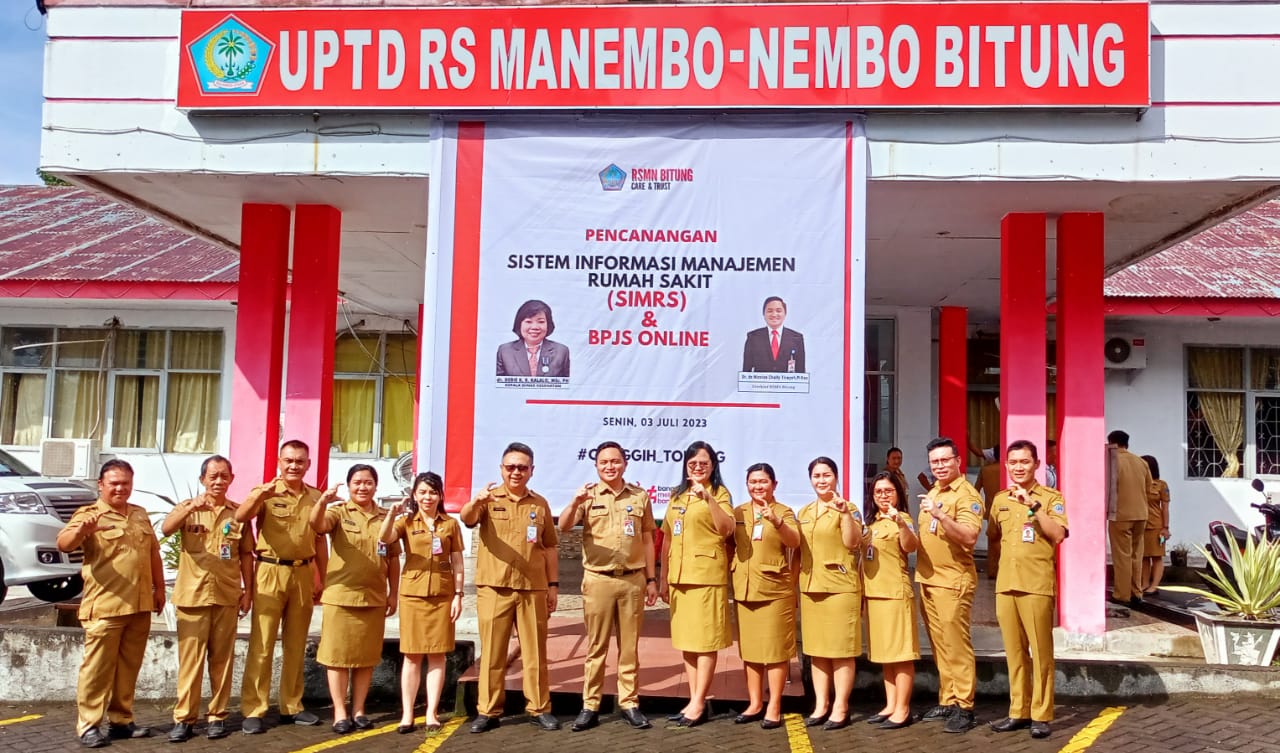 Direktur RSMN Bitung dr Nicolas Chally Tirayoh bersama jajaran foto bersama usai pencanangan SIMRS dan BPJS online. (Franky Sumaraw/MP)