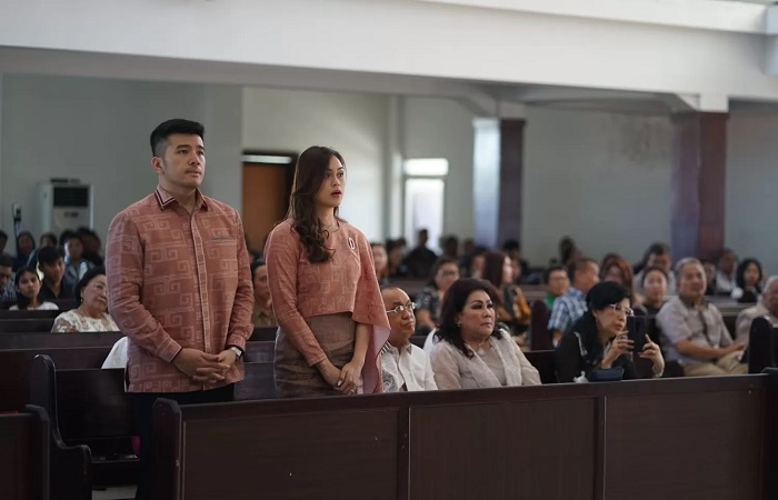 Desiree Roring dan calon suaminya Gerry, saat pembacaan persiapan pernikahan di GMIM Bukit Moria Tikala Baru, Minggu (2/7).
