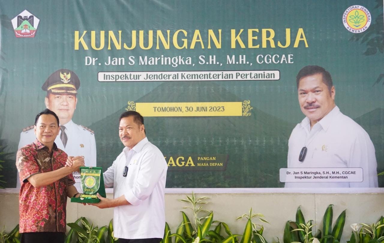 Irjen Kementan RI Dr Jan Maringka (kanan) saat kunjungan kerja di SLB Paulus Kota Tomohon Provinsi Sulut, diterima Wali Kota Tomohon Caroll Senduk, Jumat (30/06/23).