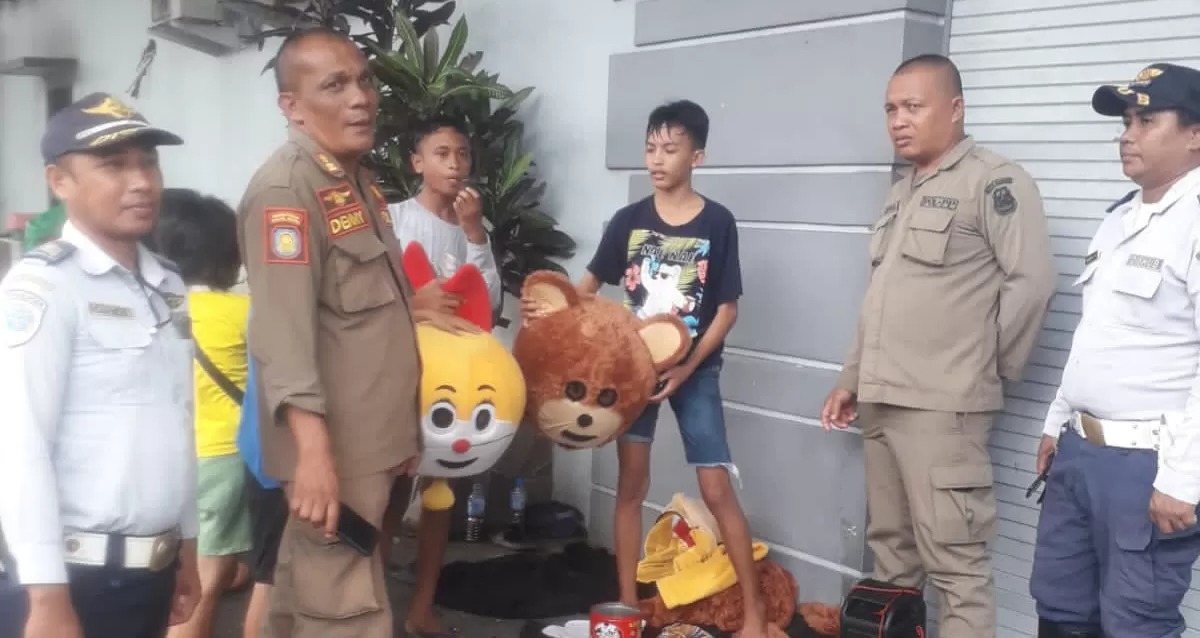 Badut-badut lampu merah yang ditertibkan oleh Satpol PP Manado