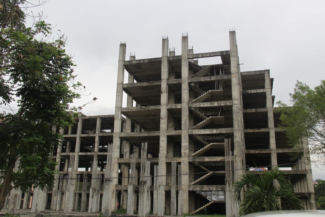 Bangunan Gedung RS Unsrat yang proyeknya akan dilanjutkan.