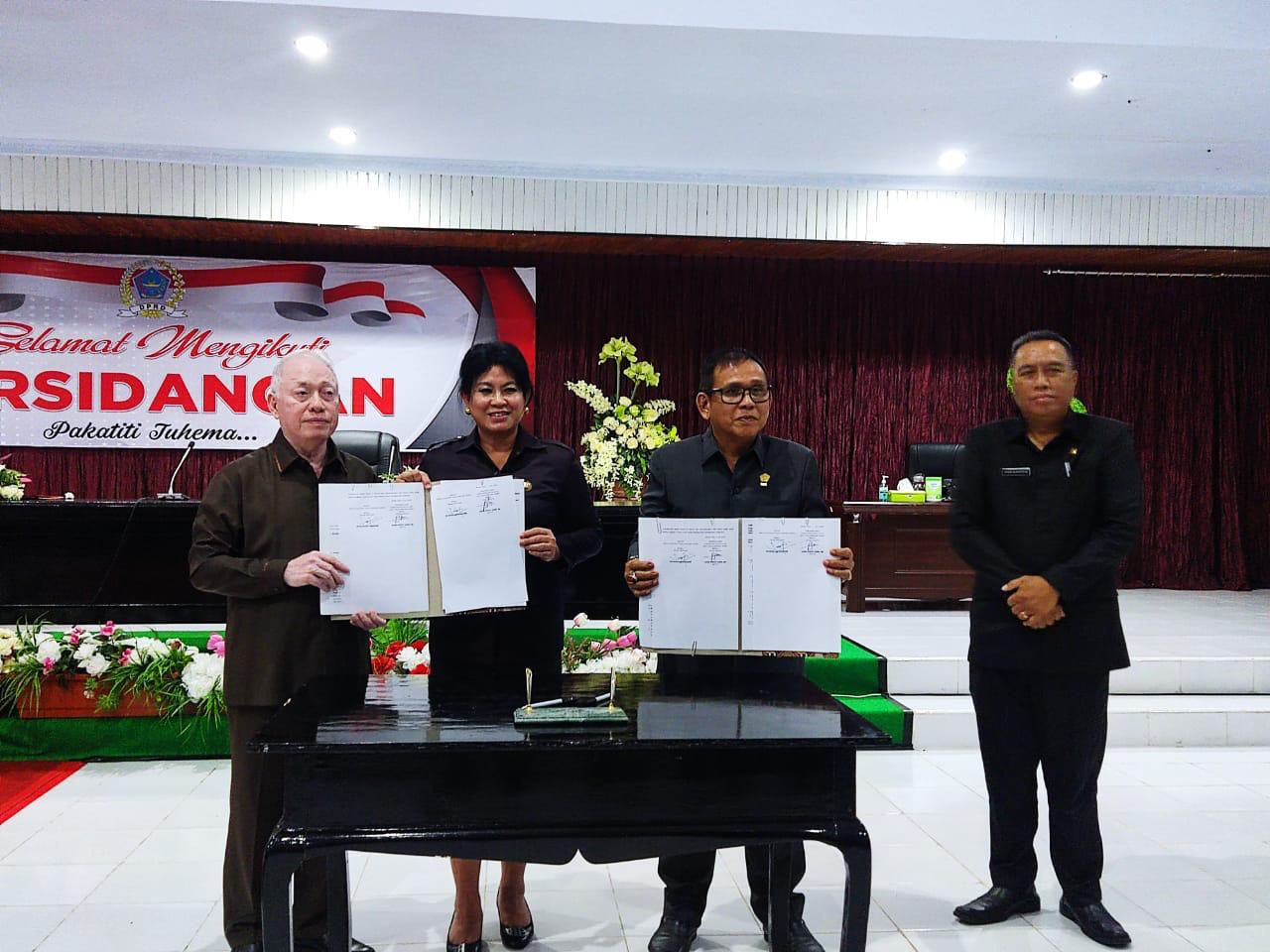Ketua DPRD Sitaro Djon Janis didampingi Sekwan Masri Kasehung bersama Bupati Evangelian Sasingen dan Wakil Bupati Jhon H Palandung dalam rapat paripurna. (Istimewa)