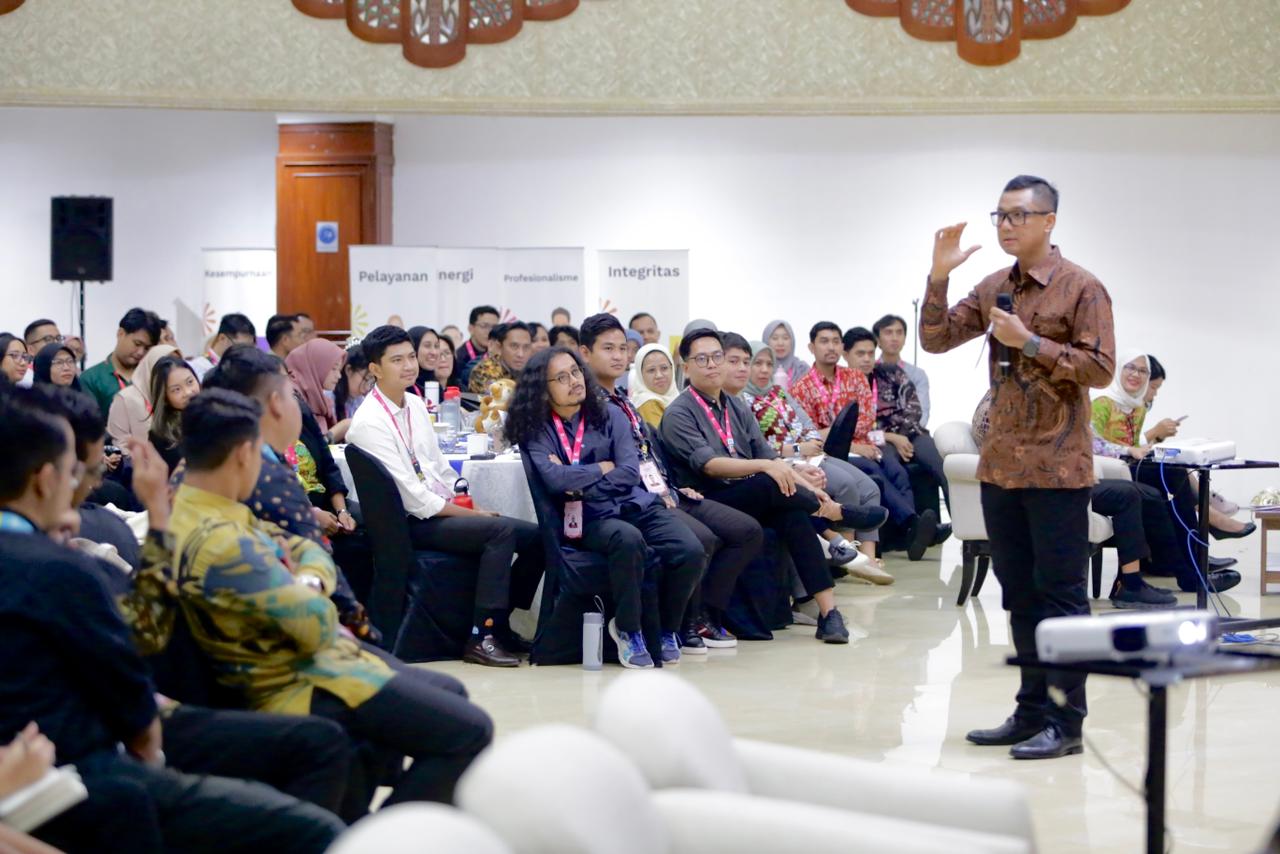 Direktur Utama PLN, Darmawan Prasodjo saat memberikan arahan dan motovasi kepada para peserta penerima beasiswa LPDP di Mercure Hotel Ancol Jakarta pada Jumat, (7/7).