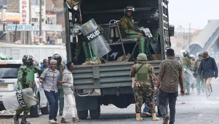 Polisi di Kenya menangkap para demonstran. (Reuters/Thomas Mokoya)