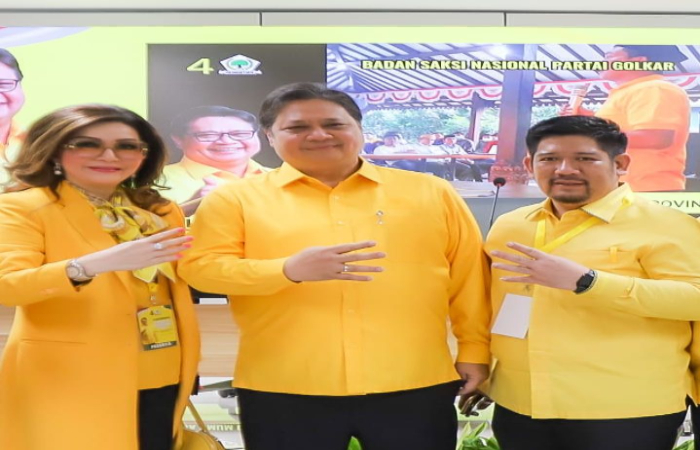 Ketua Golkar Sulut Christiany Eugenia Paruntu, Ketum Airlangga Hartarto, dan Raski Mokodompit.