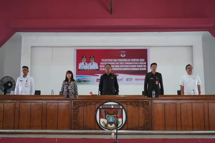 Bupati Minsel Franky Donny Wongkar dalam pengambilan sumpah/janji dan pelantikan Pejabat Pengawas dan Tugas Tambahan Kepala Sekolah yang dilakukan kemarin Jumat (14/7) di aula Waleta Minsel.