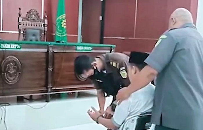 Petugas melepas borgol Alwi Husen Maolana di ruang sidang Pengadilan Negeri Pandeglang, Kamis (13/7). (RADAR BANTEN)