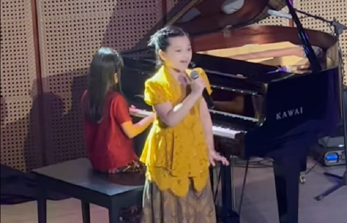 Arsy saat menyanyikan lagu daerah Sulawesi Utara berjudul Si Patokaan, di Konser Musik Indonesia Inspirasiku, Jumat (14/7).