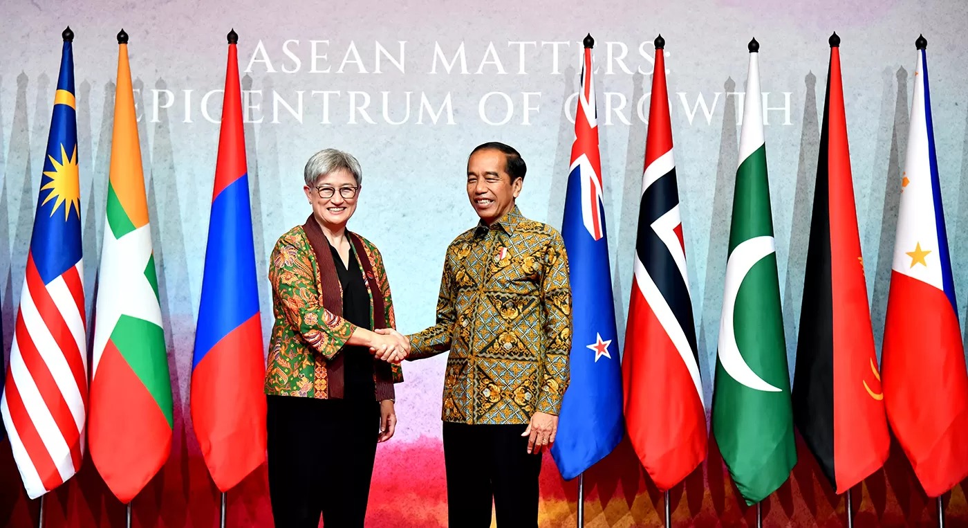 FORUM PUNCAK: Presiden Joko Widodo (kanan) berjabat tangan dengan Menteri Luar Negeri Australia Penny Wong dalam pertemuan para Menlu ASEAN bersama mitra di Hotel Shagri-La, Jakarta, kemarin (14/7).