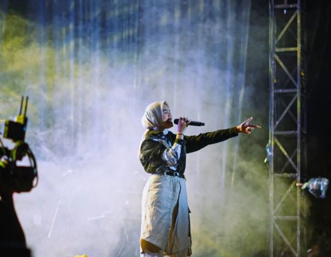 Salma Salsabil saat tampil di After Fest Padang, Sabtu (15/7).