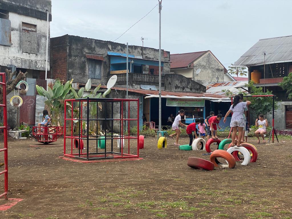Anak-anak bermain di taman Kompleks Stadion Klabat, Kota Manado, Sulawesi Utara.