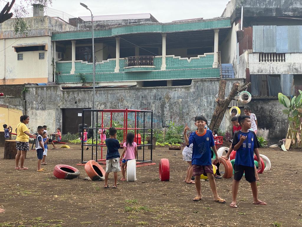 Anak-anak bermain di taman Kompleks Stadion Klabat, Kota Manado, Sulawesi Utara.