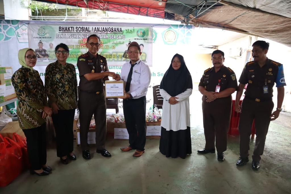 Wakajati Sulut Sila Pulungan, beserta Wakil Ketua Ikatan Adhyaksa Dharmakarini (IAD) Wilayah Sulut Ny Oyes Sila Pulungan, mengunjungi Panti Asuhan Nurul Hidayah