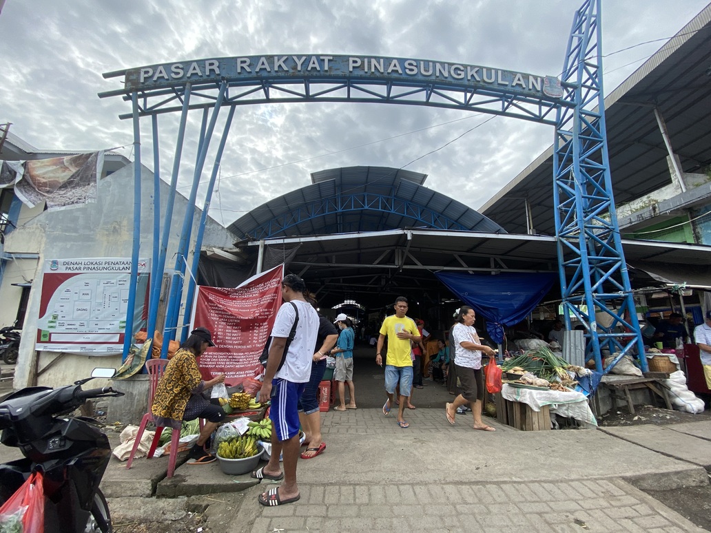 Pasar Rakyat Pinasungkulan, Karombasan, Kota Manado.