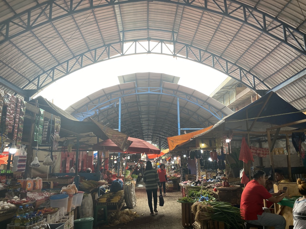 Suasana Pasar Rakyat Pinasungkulan Karombasan Manado, Selasa (18/7).