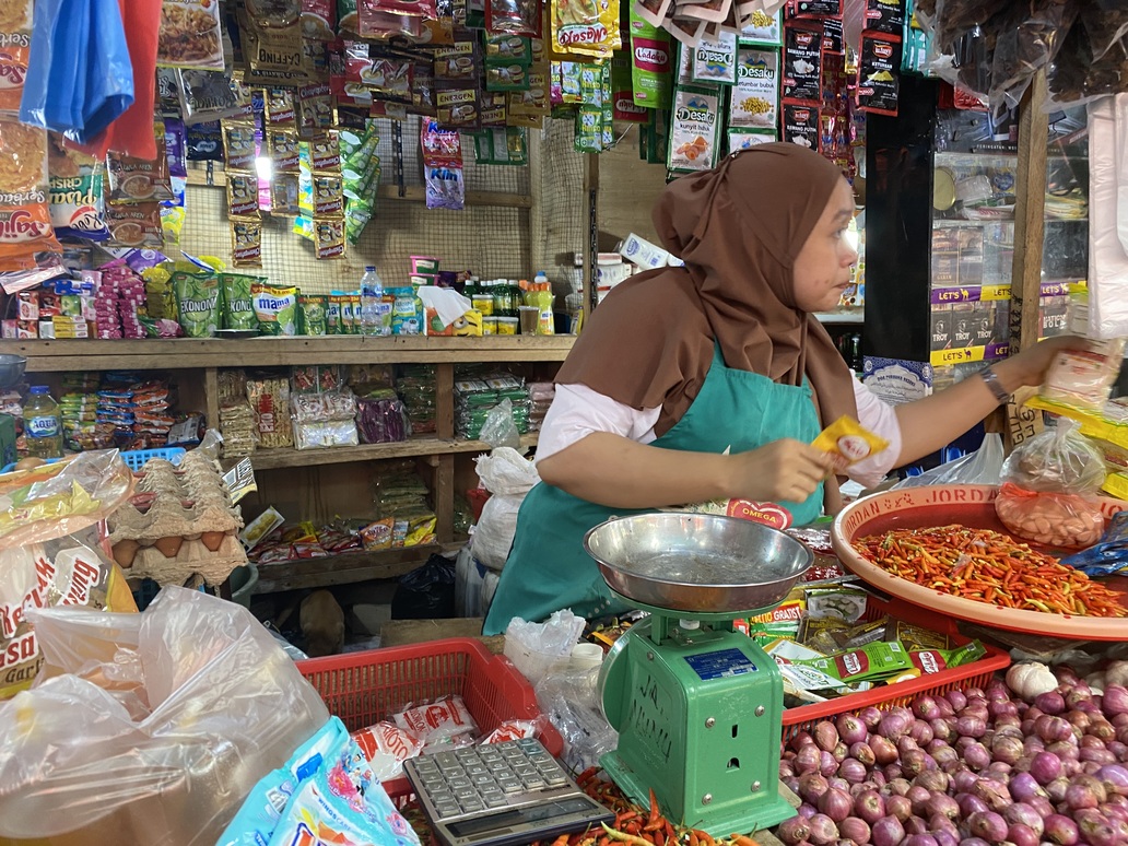 Salah satu pedagang bahan pokok di Pasar Pinasungkulan Manado.