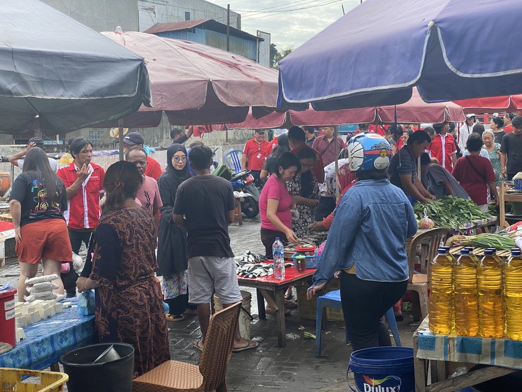 Pasar Pinasungkulan Manado selalu ramai pengunjung.