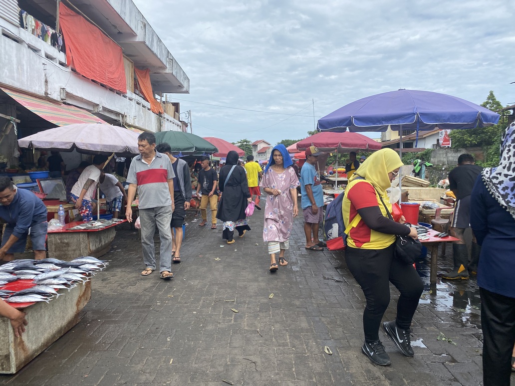 Meski sudah disediakan lapak khusus di dalam Pasar Pinasungkulan Karombasan, sejumlah pedagang masih sering berjualan di pinggir jalan.