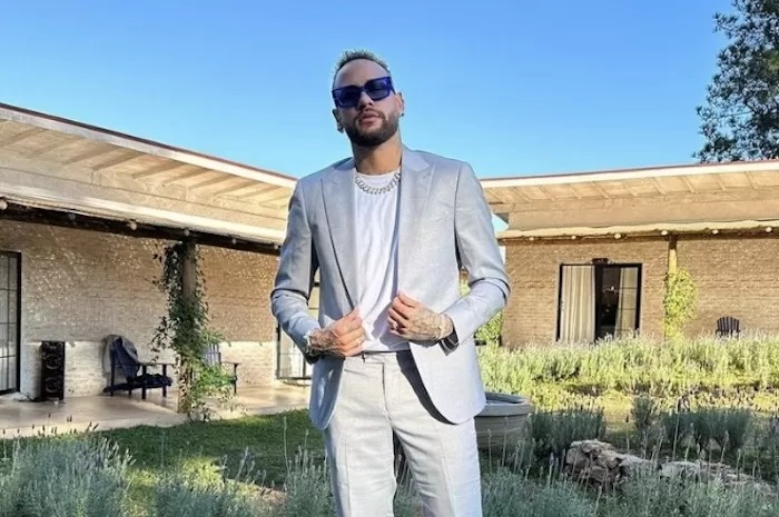 Neymar dikenakan denda Rp 49 miliar usai bangun danau dalam rumah.
