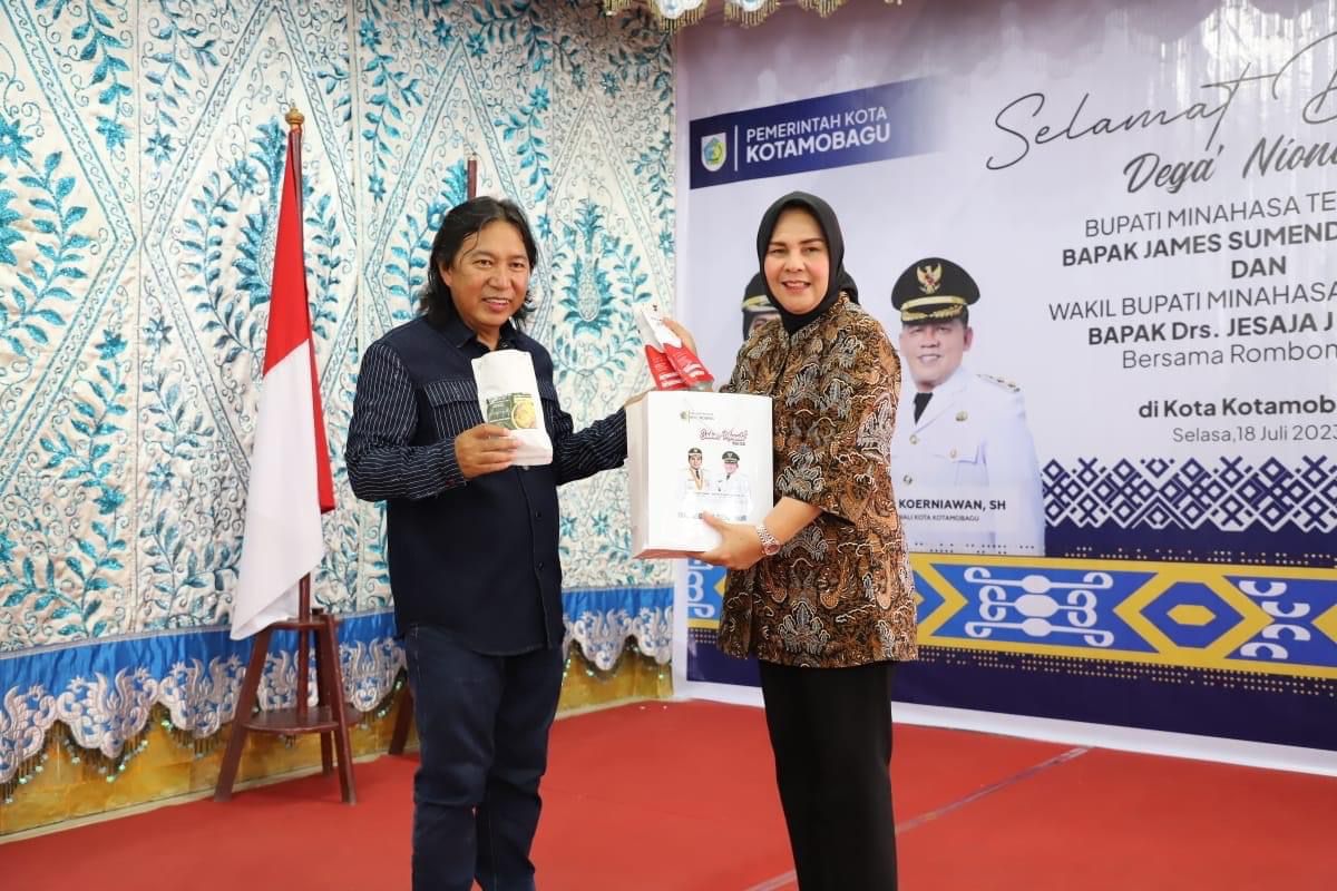 Bupati James Sumendap bersama Wali Kota Tatong bara.