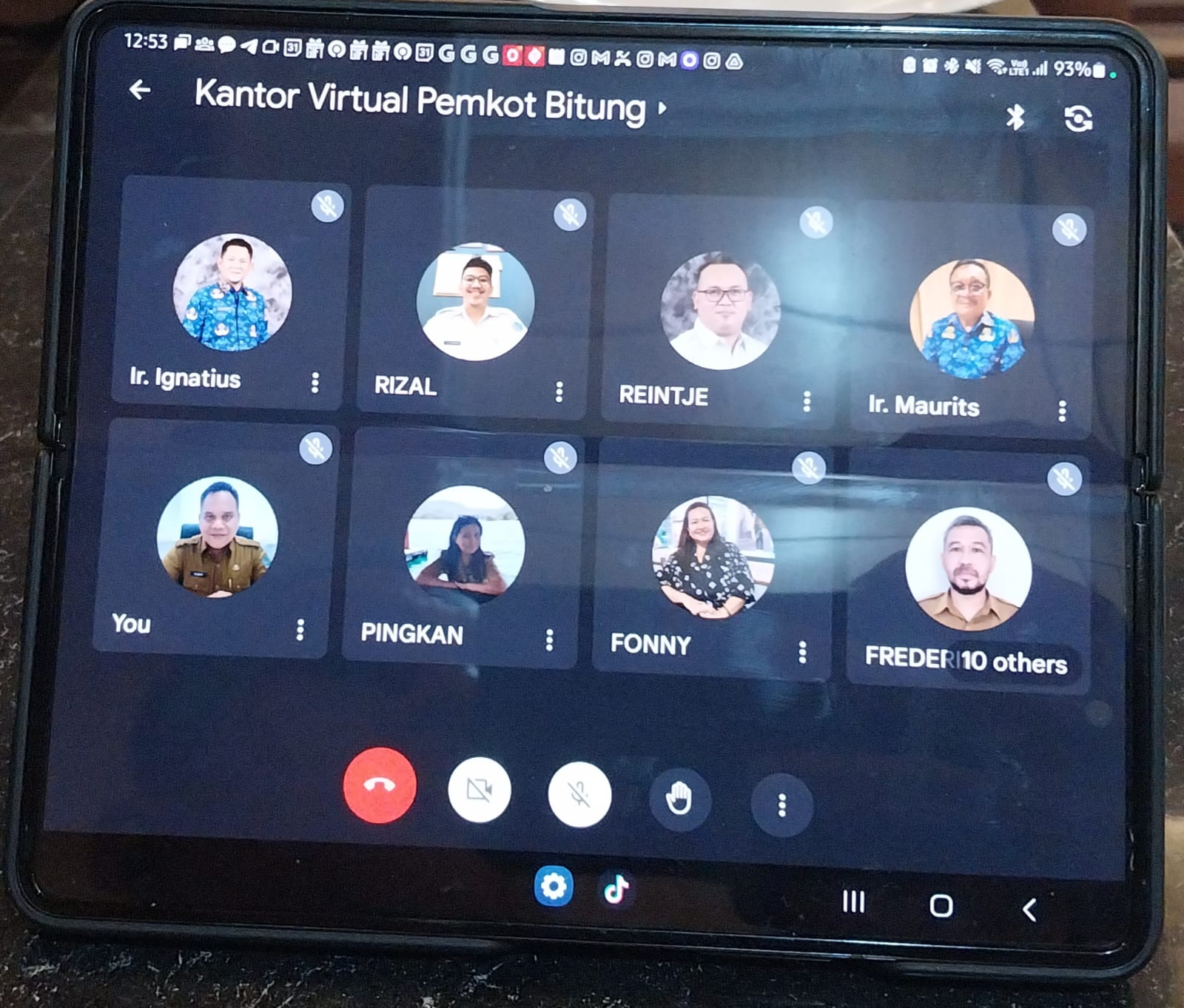 Lebih efektif dan efisien, Wali Kota Bitung Maurits Mantiri dan jajaran kini menggunakan Google Meet untuk rapat dan koordinasi.