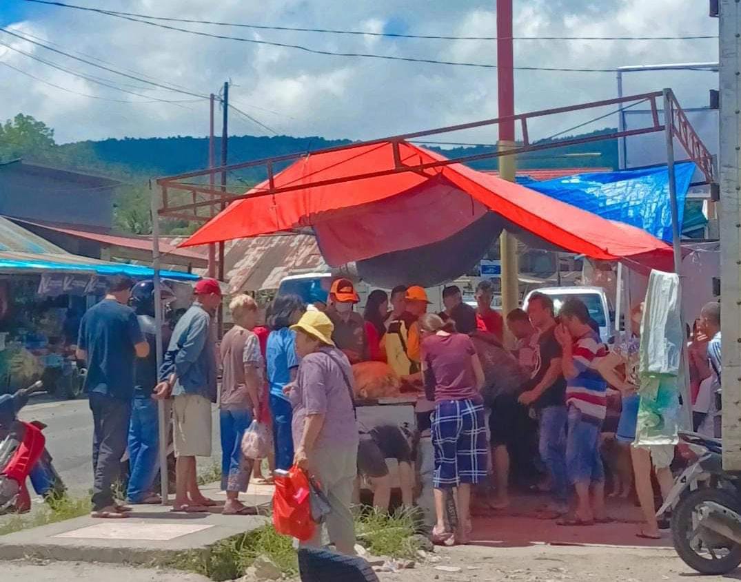 Suasana jual beli daging babi di Sonder Minahasa  yang tengah viral akibat harga yang menyentuh Rp. 15.000/kilogram, beberapa waktu lalu.