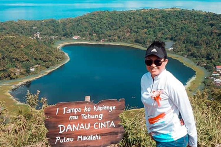 Bupati Kabupaten Sitaro Evangelian Sasingen di Danau Cinta yang berada di Pulau Makalehi (Istimewa)
