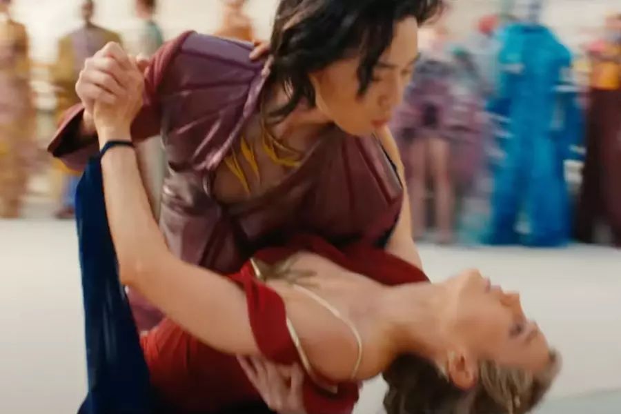 Park Seo-joon sebagai rekan dansa yang gagah untuk Carol Danvers (Brie Larson).